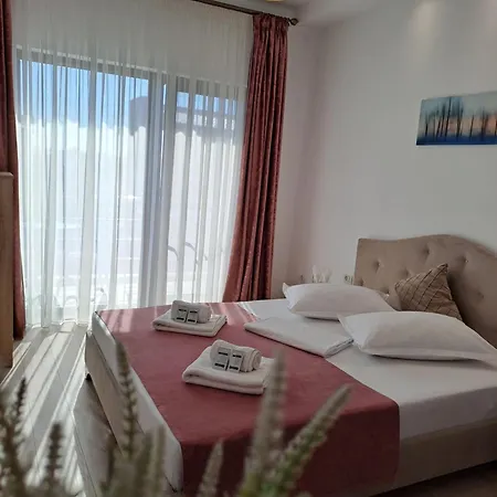 Casa Constantin Vic בית הארחה אפורי נורד